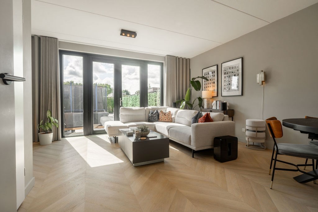 Tussenwoning te koop: Anna Maria van Schurmanlaan 10, Almere
