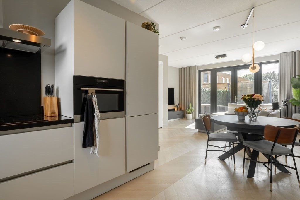 Tussenwoning te koop: Anna Maria van Schurmanlaan 10, Almere