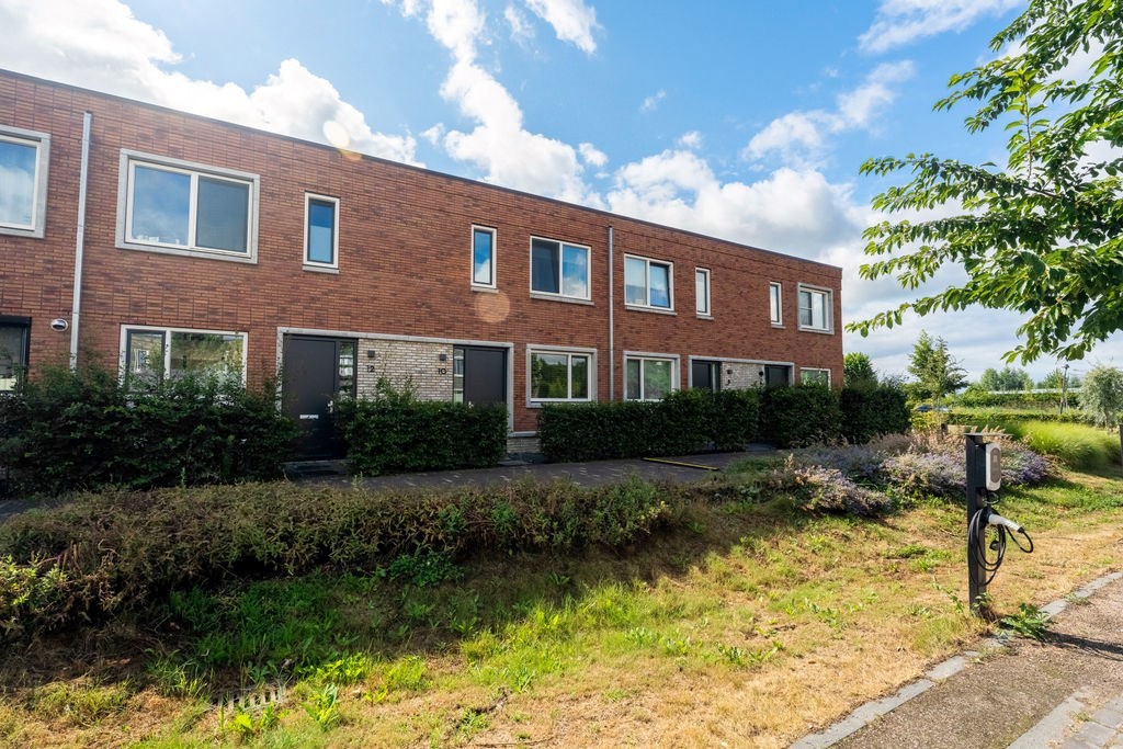 Tussenwoning te koop: Anna Maria van Schurmanlaan 10, Almere