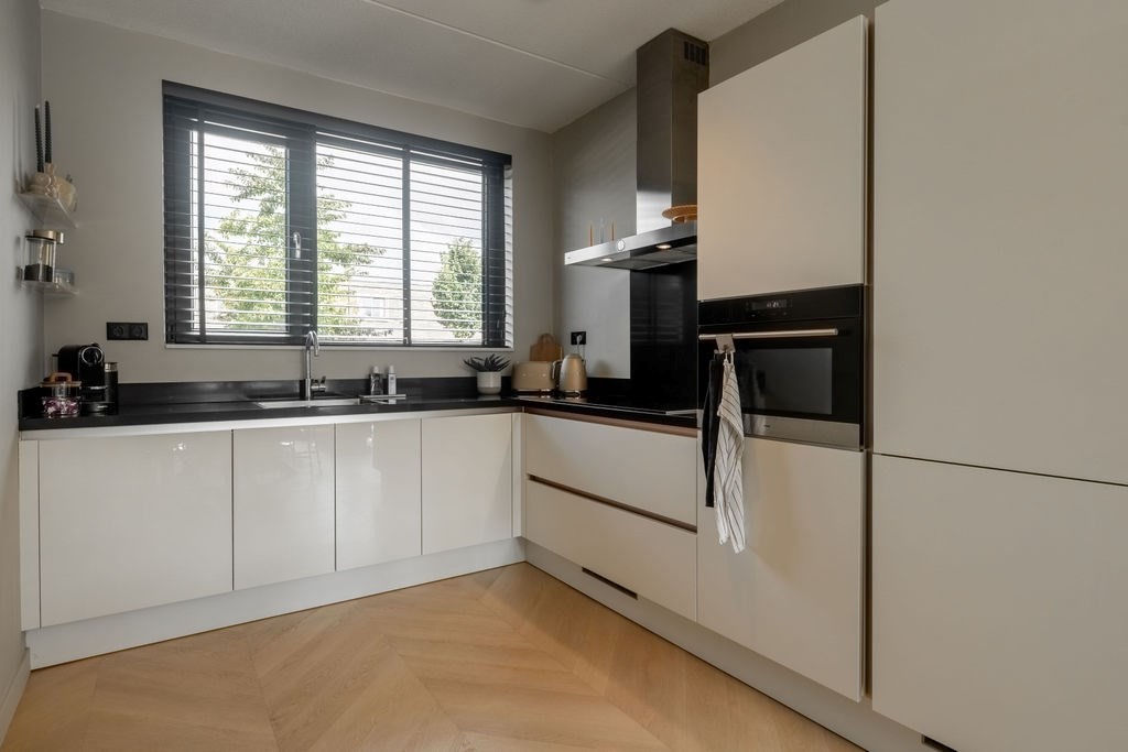 Tussenwoning te koop: Anna Maria van Schurmanlaan 10, Almere
