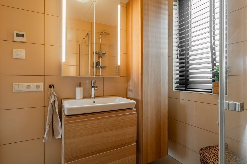 Tussenwoning te koop: Anna Maria van Schurmanlaan 10, Almere