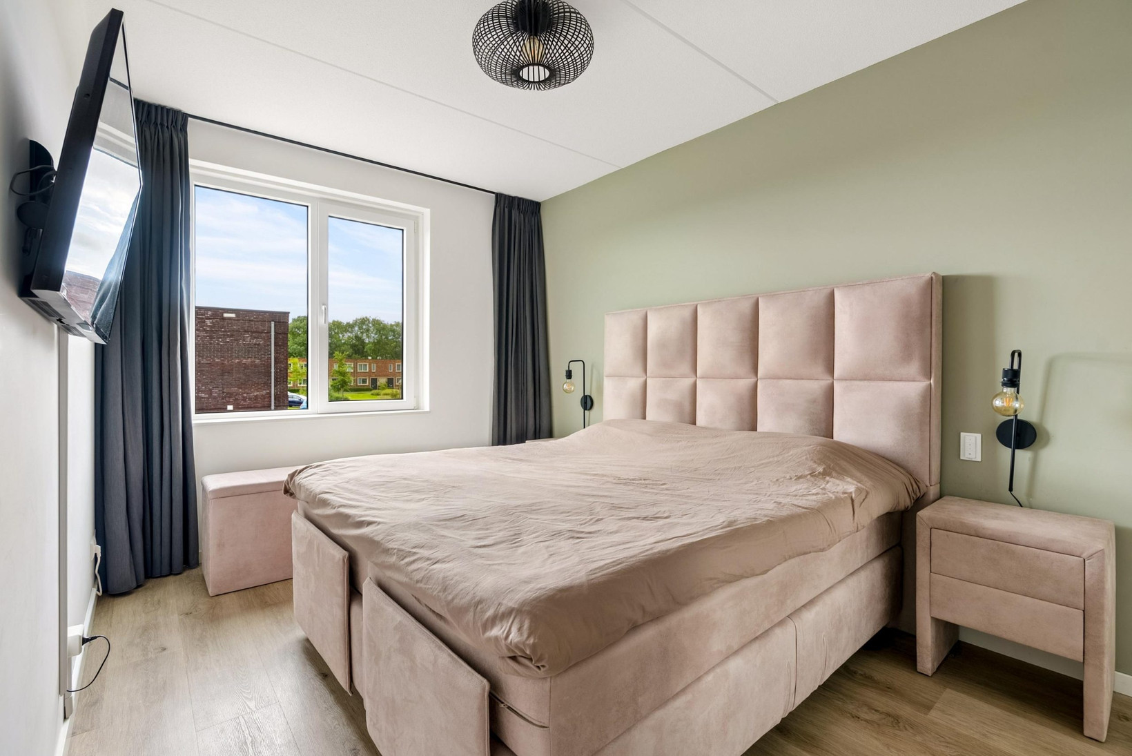 Tussenwoning te koop: Anna Maria van Schurmanlaan 26, Almere