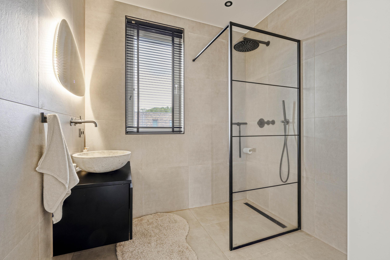 Tussenwoning te koop: Elizabeth Anscombestraat 27, Almere