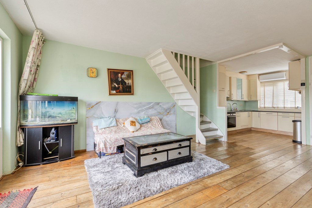 Tussenwoning te koop: Bosgouw 240, Almere