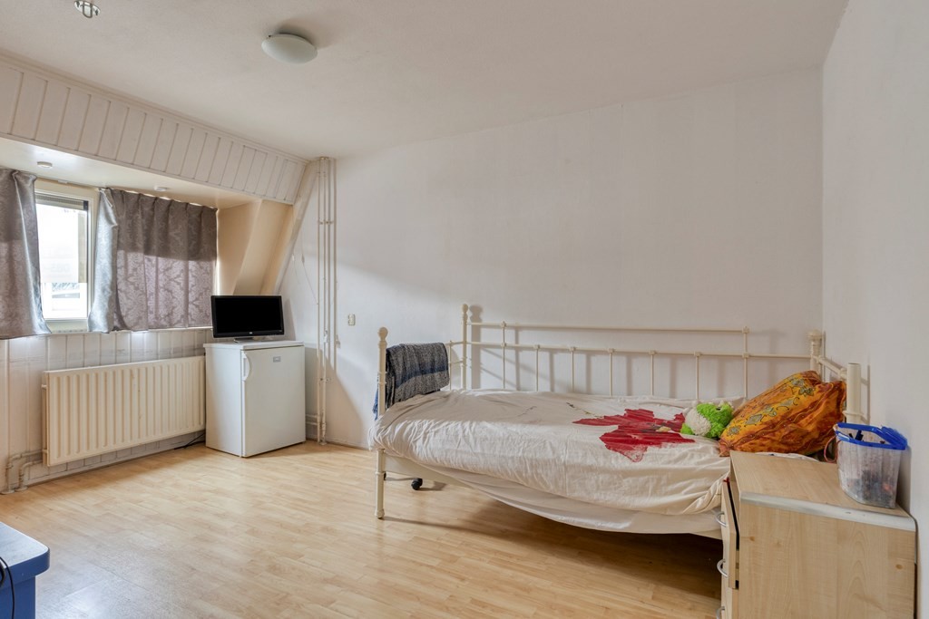 Tussenwoning te koop: Bosgouw 240, Almere
