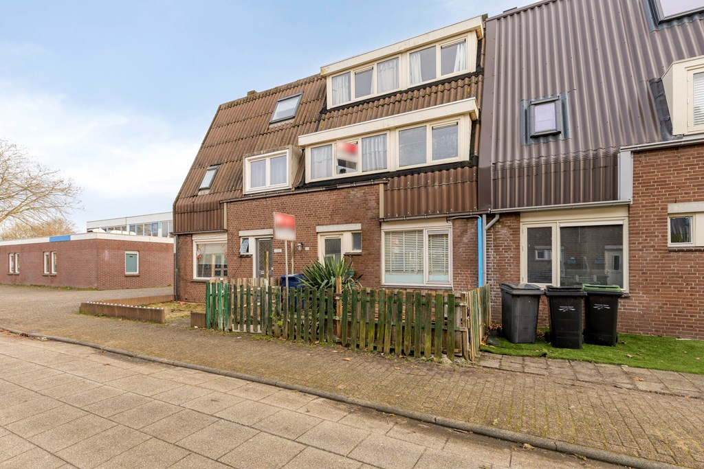 Tussenwoning te koop: Bosgouw 240, Almere