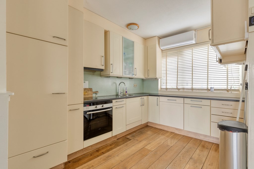 Tussenwoning te koop: Bosgouw 240, Almere