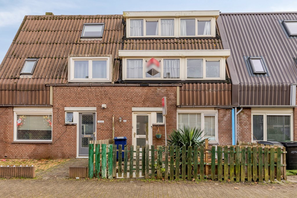 Tussenwoning te koop: Bosgouw 240, Almere