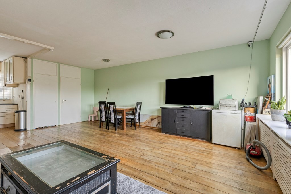 Tussenwoning te koop: Bosgouw 240, Almere