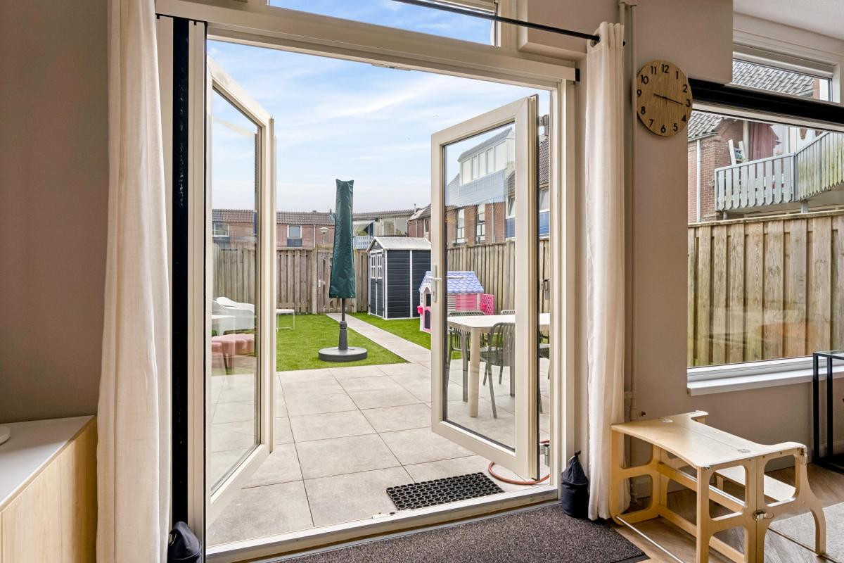 Tussenwoning te koop: Schoolwerf 34, Almere