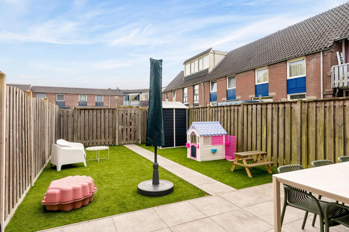 Tussenwoning te koop: Schoolwerf 34, Almere