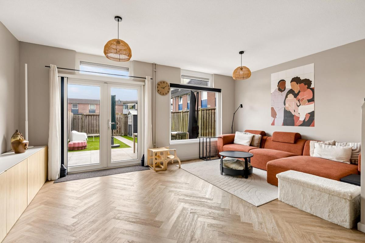 Tussenwoning te koop: Schoolwerf 34, Almere