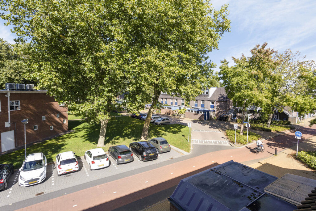 Tussenwoning te koop: Schoolwerf 62, Almere