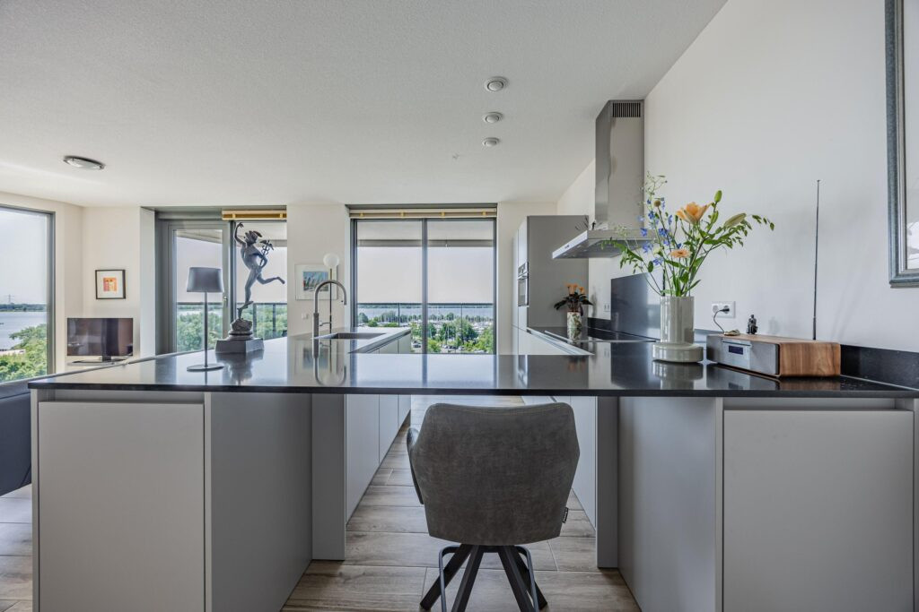 Appartement te koop: Zeeduinweg 231, Almere