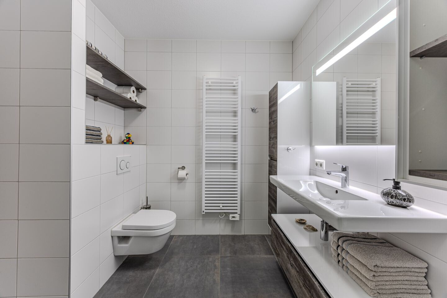 Appartement te koop: Zeeduinweg 618, Almere