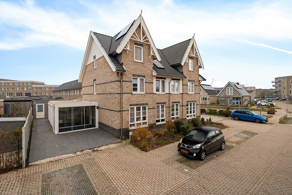 Twee-onder-één-kap te koop: Liselott Linsenhoffstraat 29, Almere