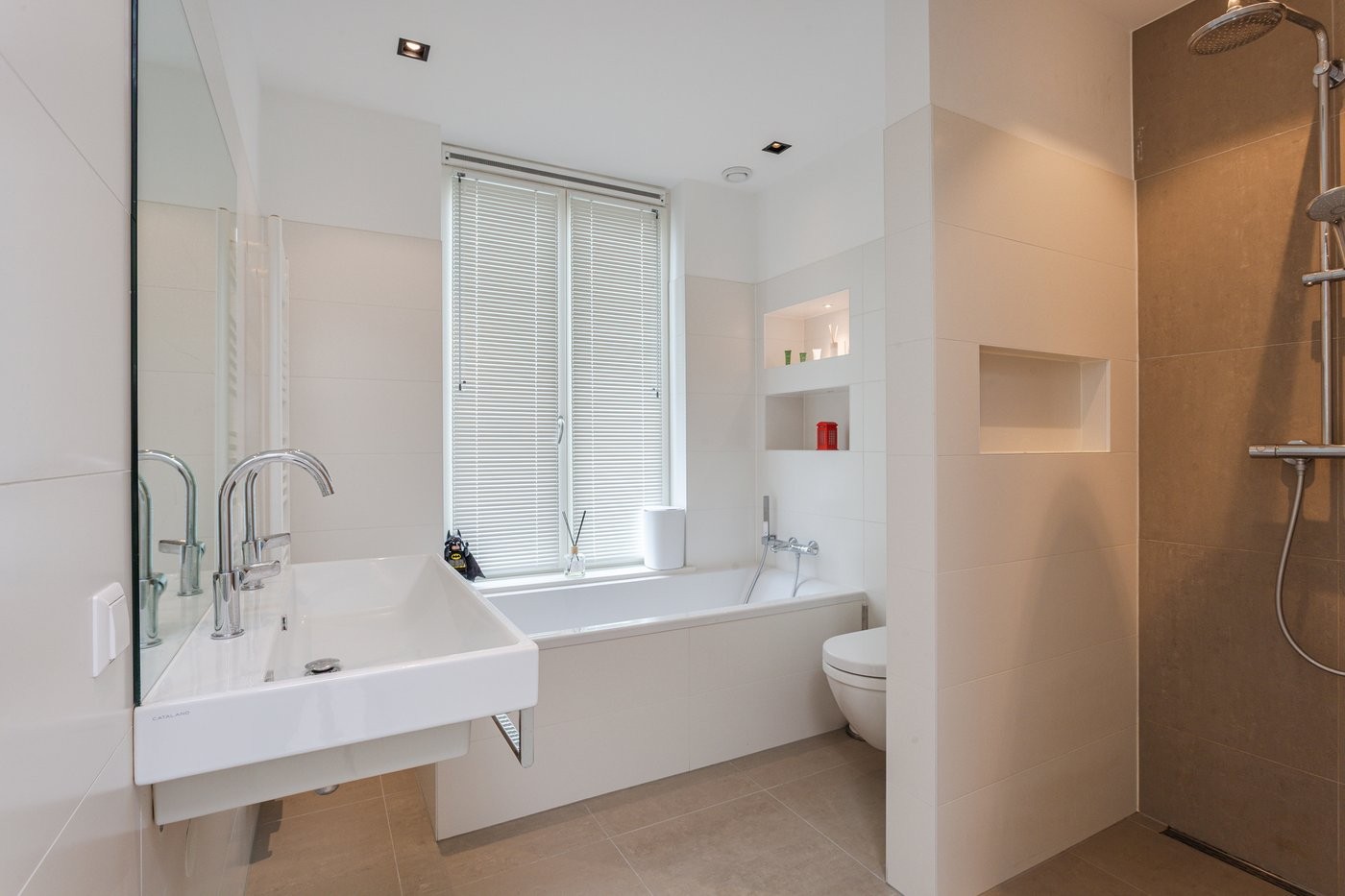 Tussenwoning te koop: Apollostraat 18, Almere