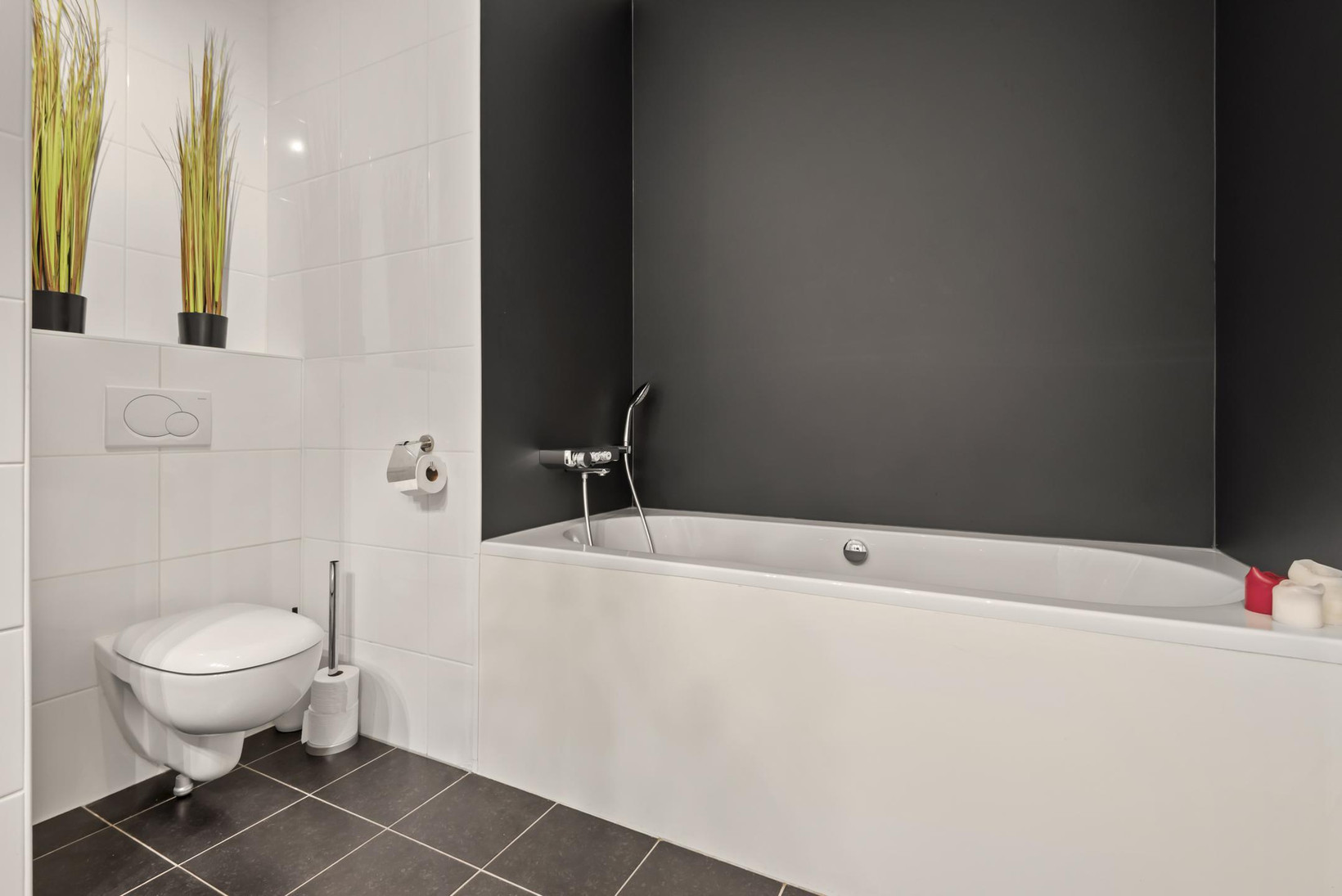 Tussenwoning te koop: Loes van Marlestraat 17, Weesp