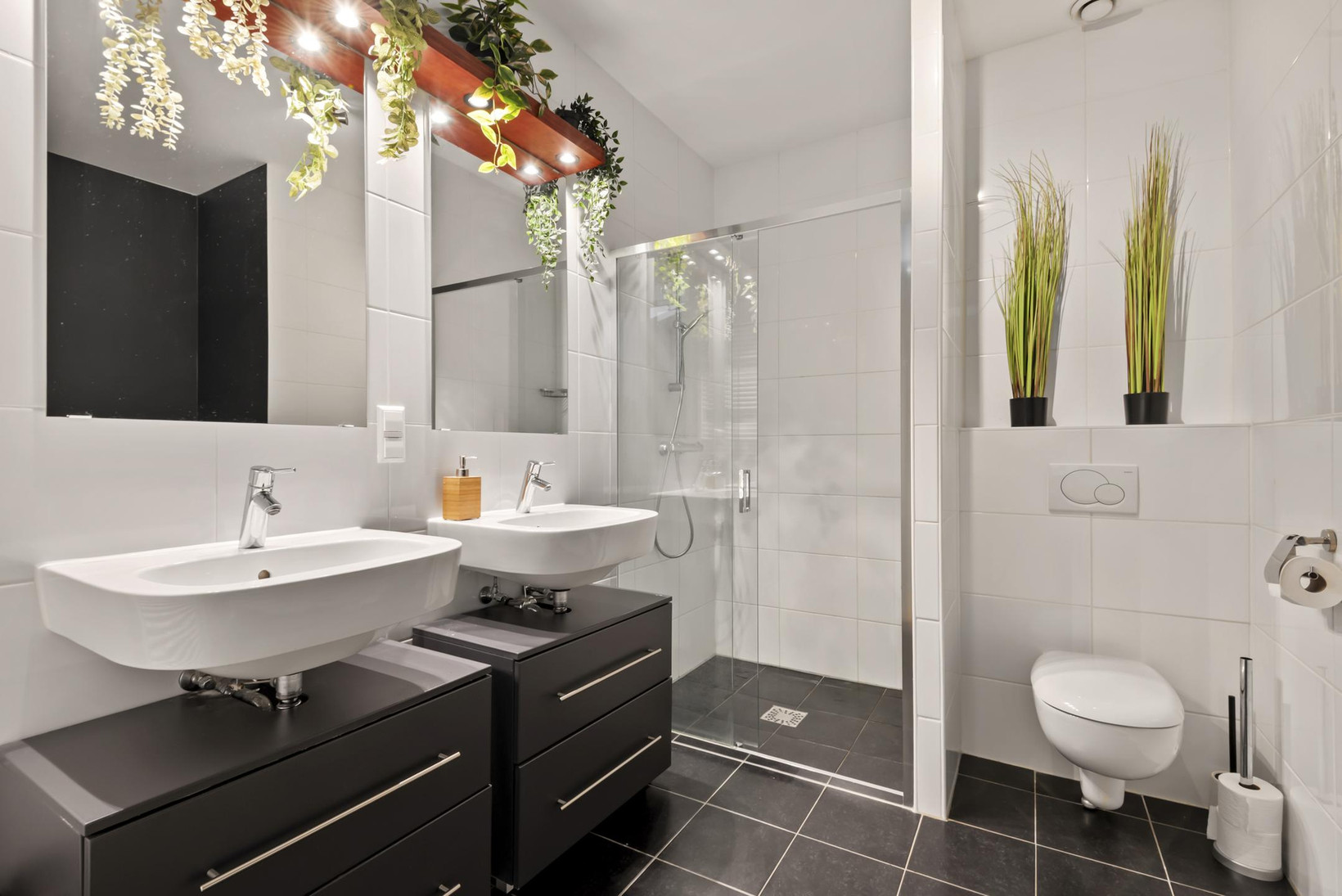 Tussenwoning te koop: Loes van Marlestraat 17, Weesp