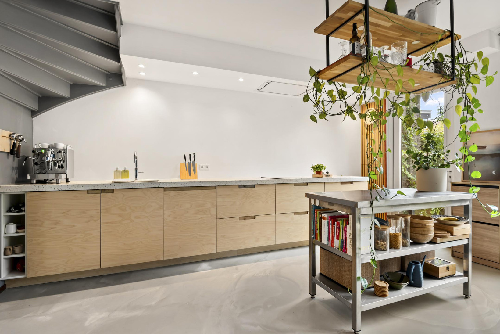 Tussenwoning te koop: Loes van Marlestraat 17, Weesp