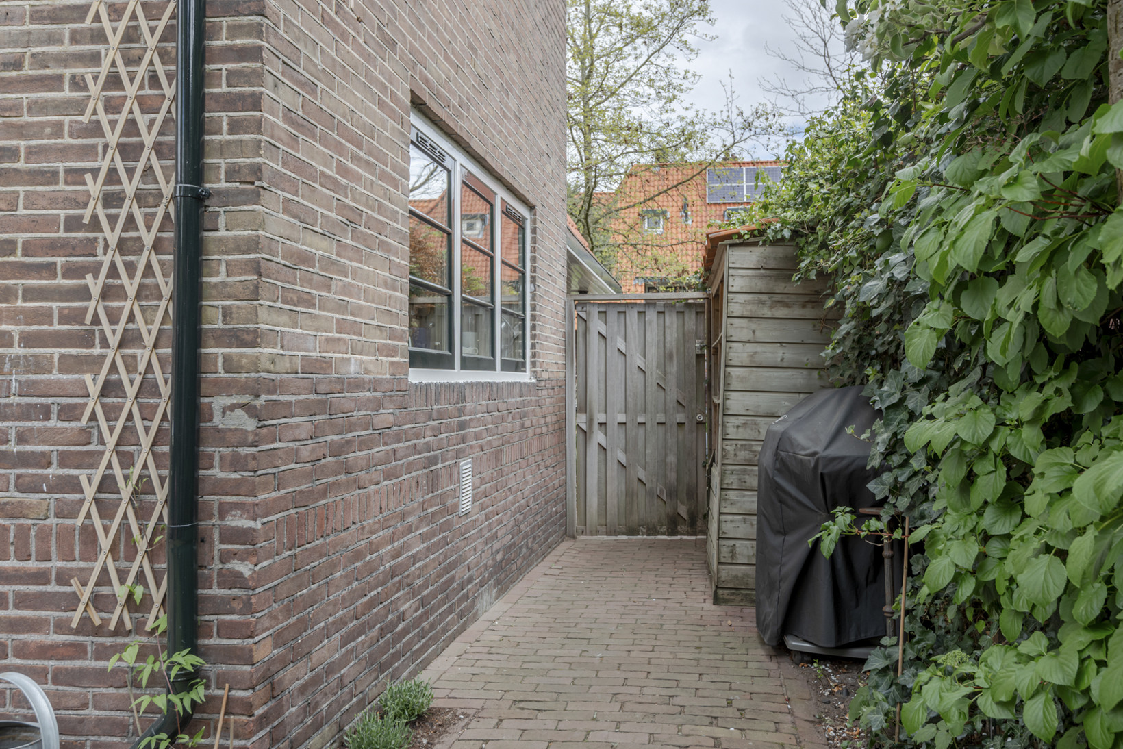 Twee-onder-één-kap te koop: Waltherlaan 16, Bussum