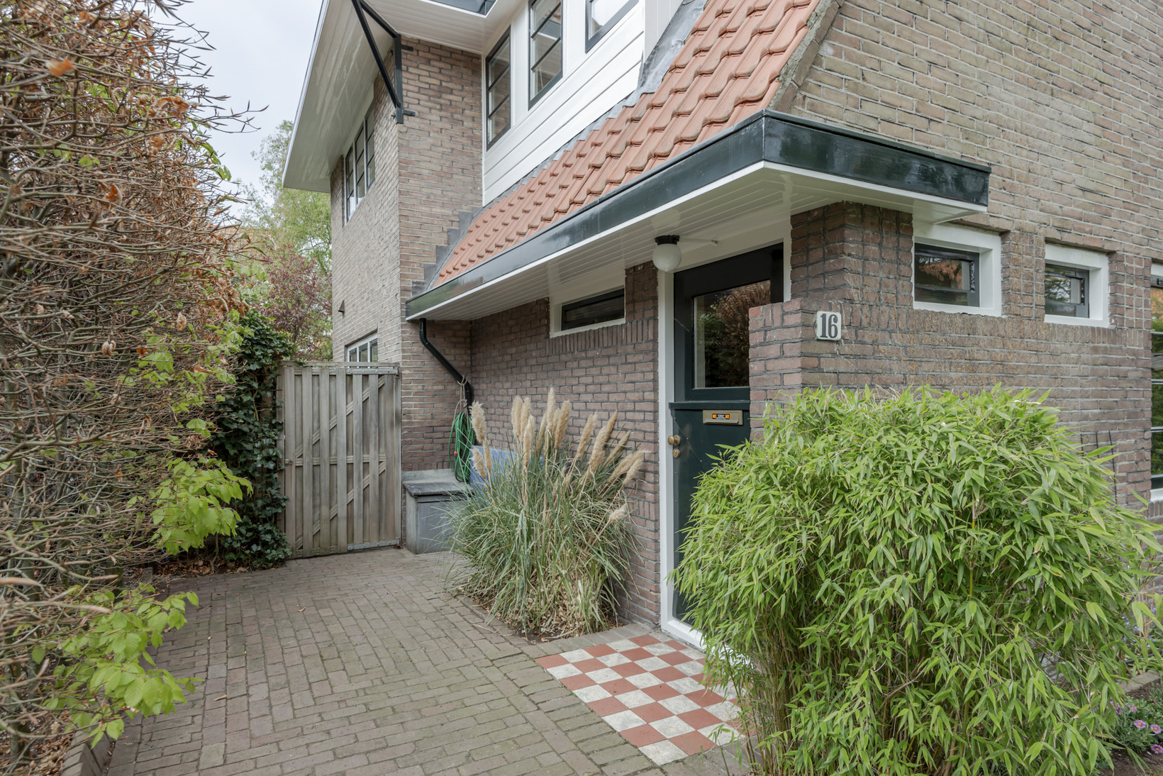 Twee-onder-één-kap te koop: Waltherlaan 16, Bussum