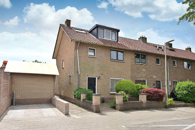 P.M.R. Versteeghstraat 32