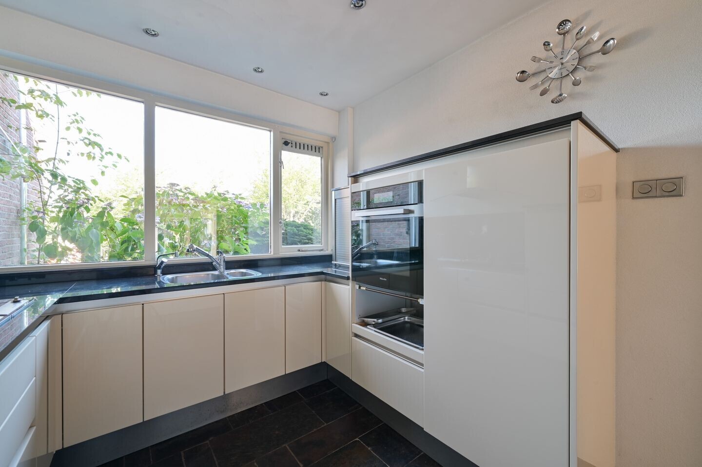 Tussenwoning te koop: Galerij 11, Naarden