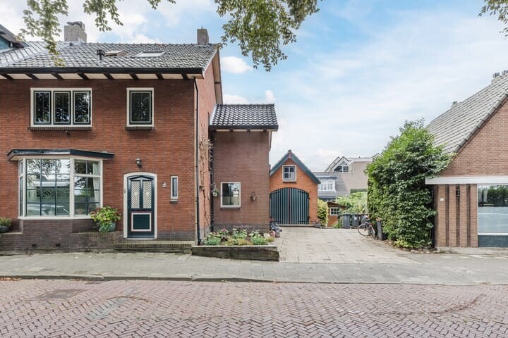 Twee-onder-één-kap te koop: Stationsstraat 6, Uithoorn
