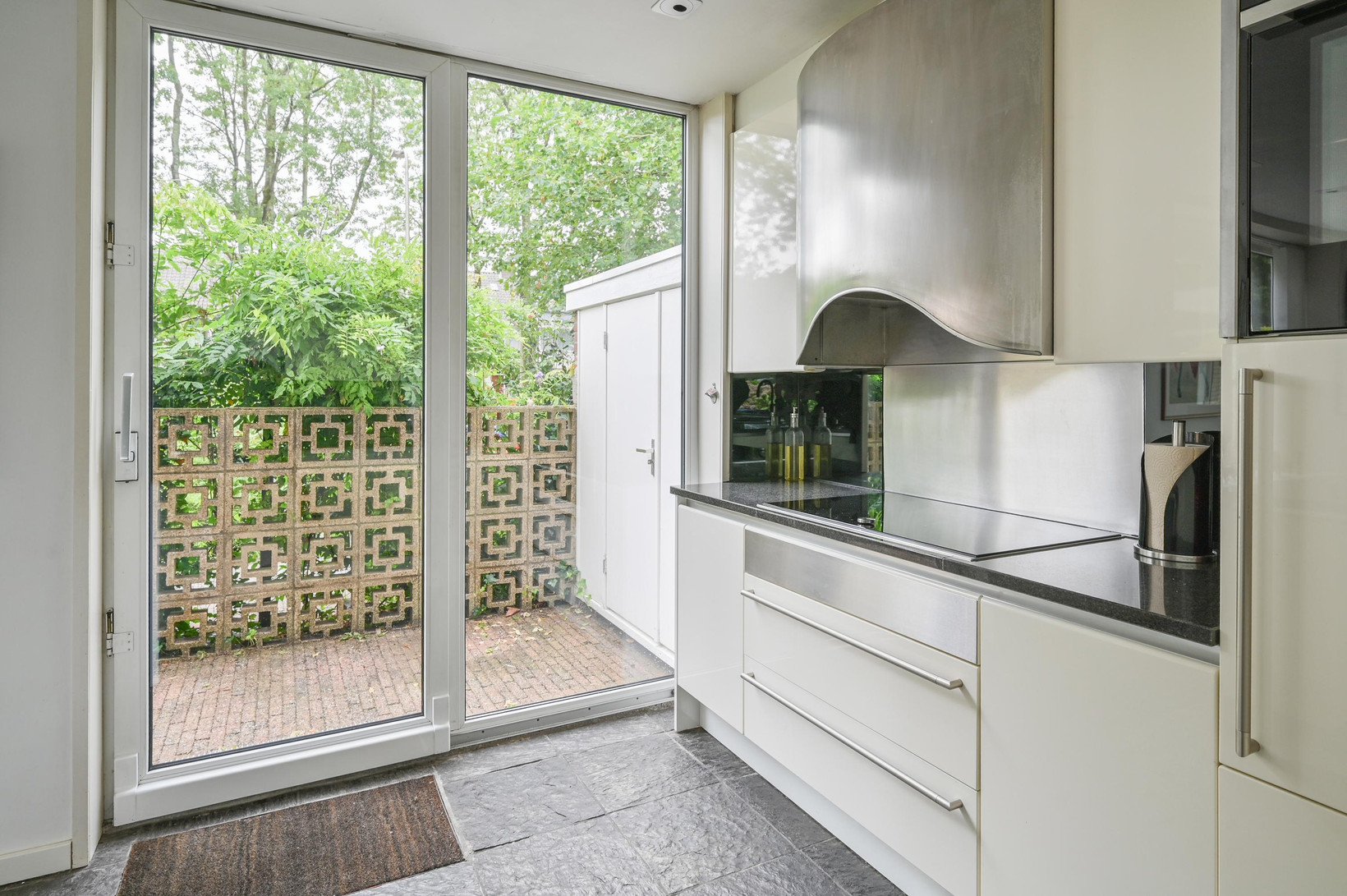 Tussenwoning te koop: Willem Klooslaan 10, Uithoorn