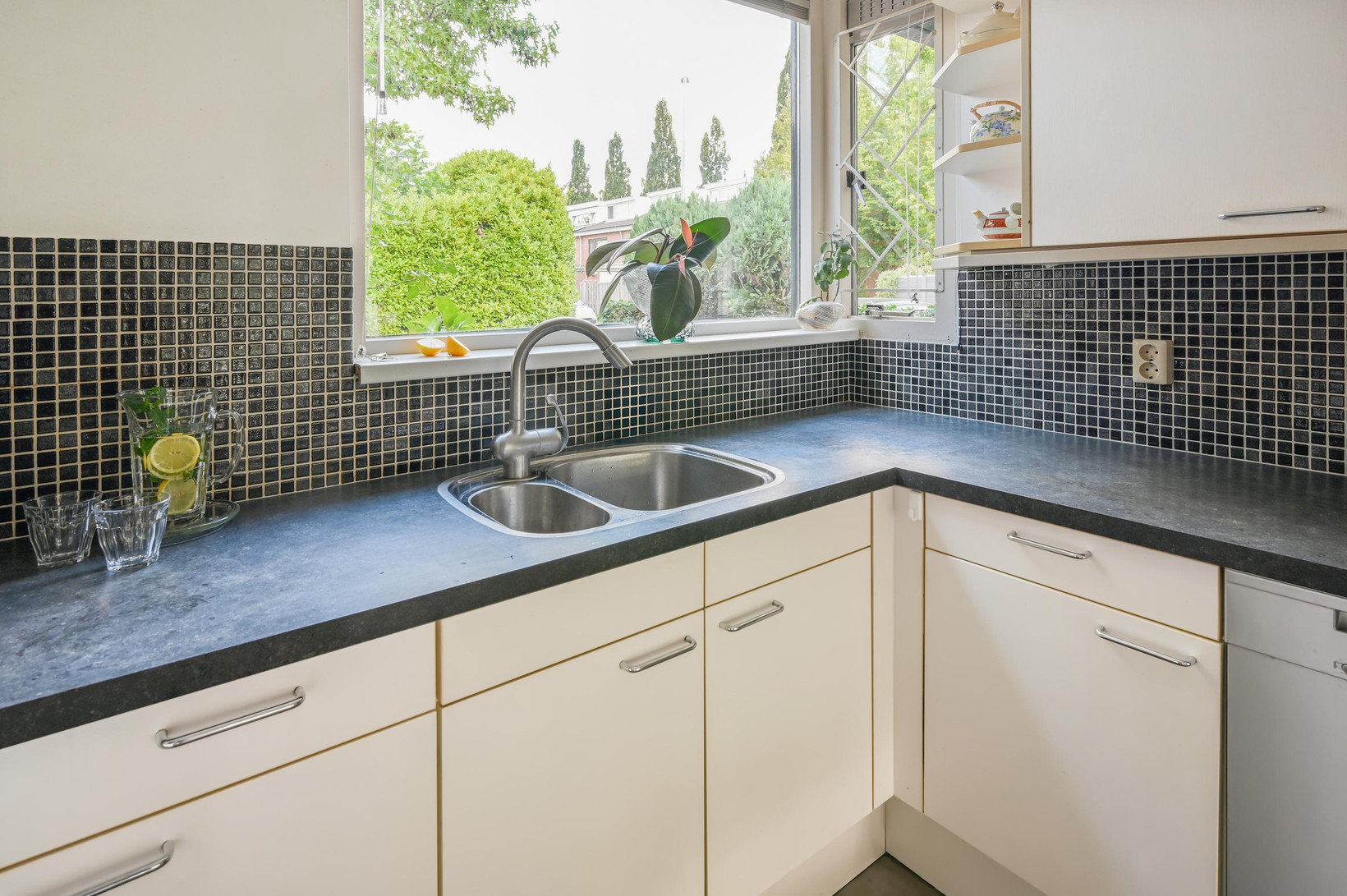 Hoekwoning te koop: Noorse Lijster 11, Uithoorn