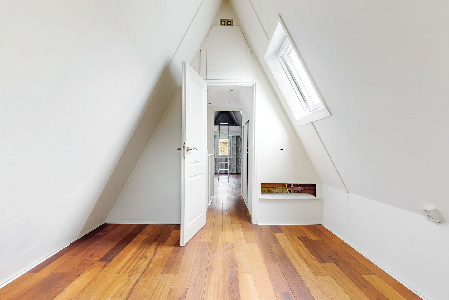 Hoekwoning te koop: van Leeuwenhoekstraat 15, Kudelstaart