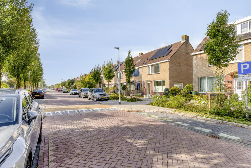 Hoekwoning te koop: Dr. Albert Schweitzerlaan 131, Purmerend