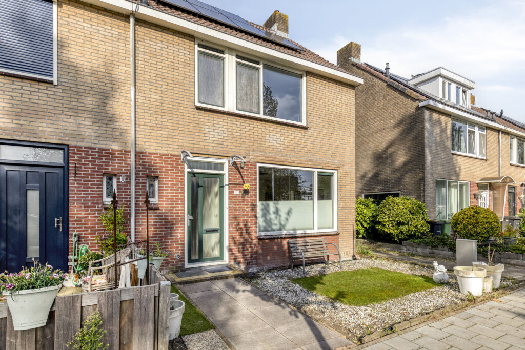Hoekwoning te koop: Dr. Albert Schweitzerlaan 131, Purmerend