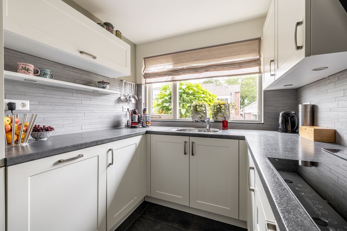 Tussenwoning te koop: De Krommert 92, Oosthuizen