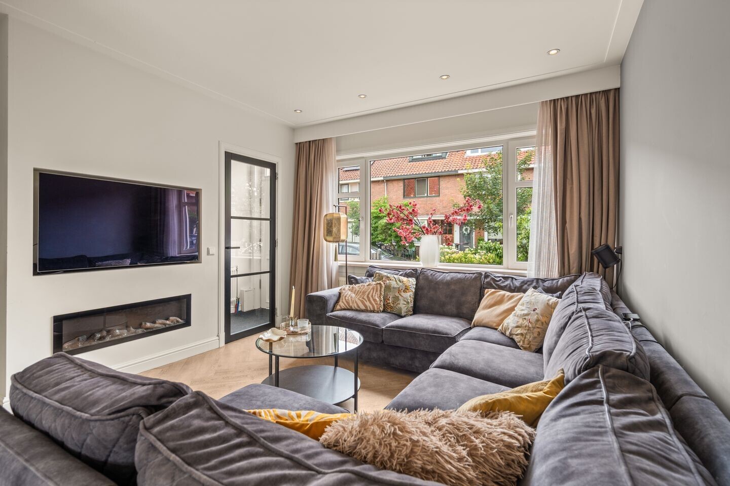 Tussenwoning te koop: Burgemeester van de Stadtstraat 103, Zaandam