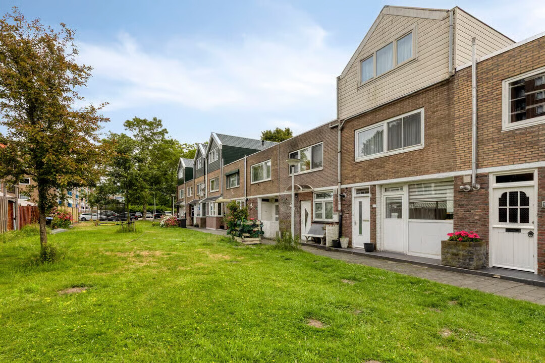 Tussenwoning te koop: Linnaeusstraat 130, Zaandam