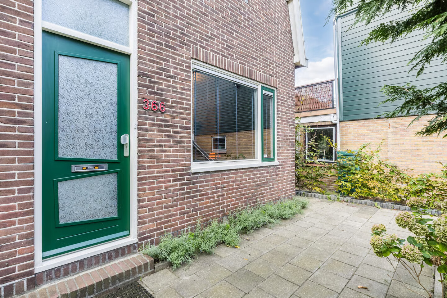 Twee-onder-één-kap te koop: Zuiddijk 366, Zaandam