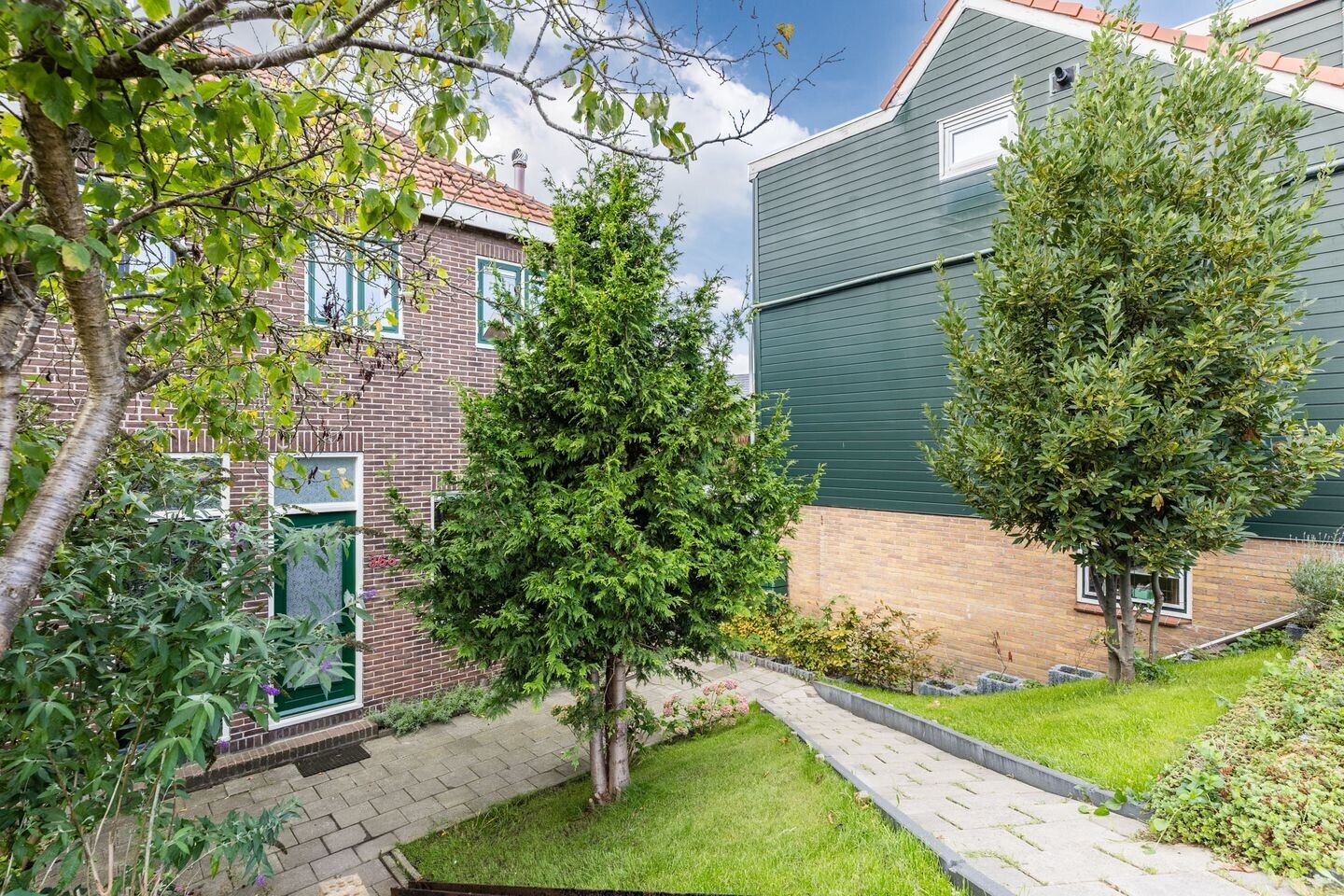 Twee-onder-één-kap te koop: Zuiddijk 366, Zaandam