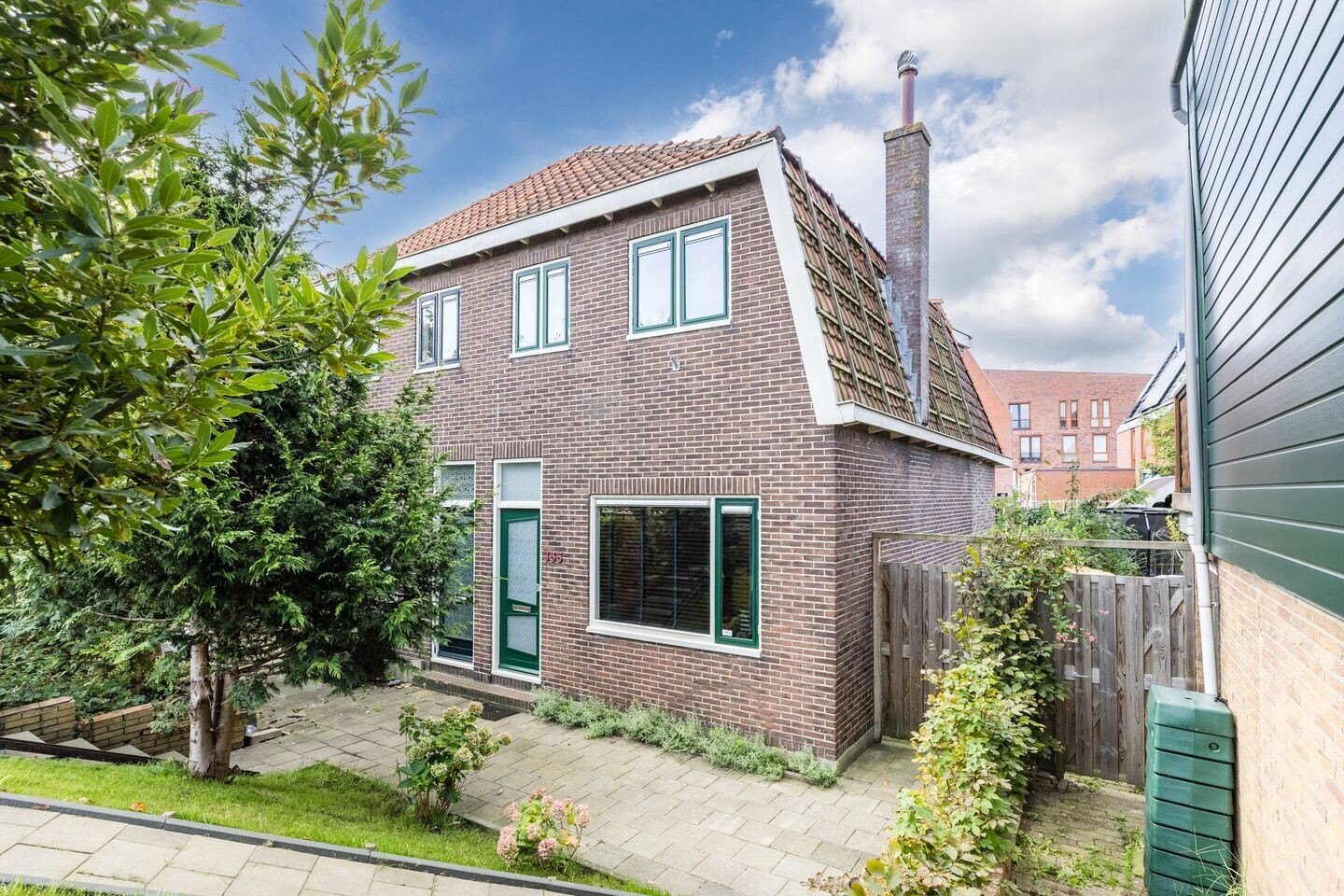 Twee-onder-één-kap te koop: Zuiddijk 366, Zaandam