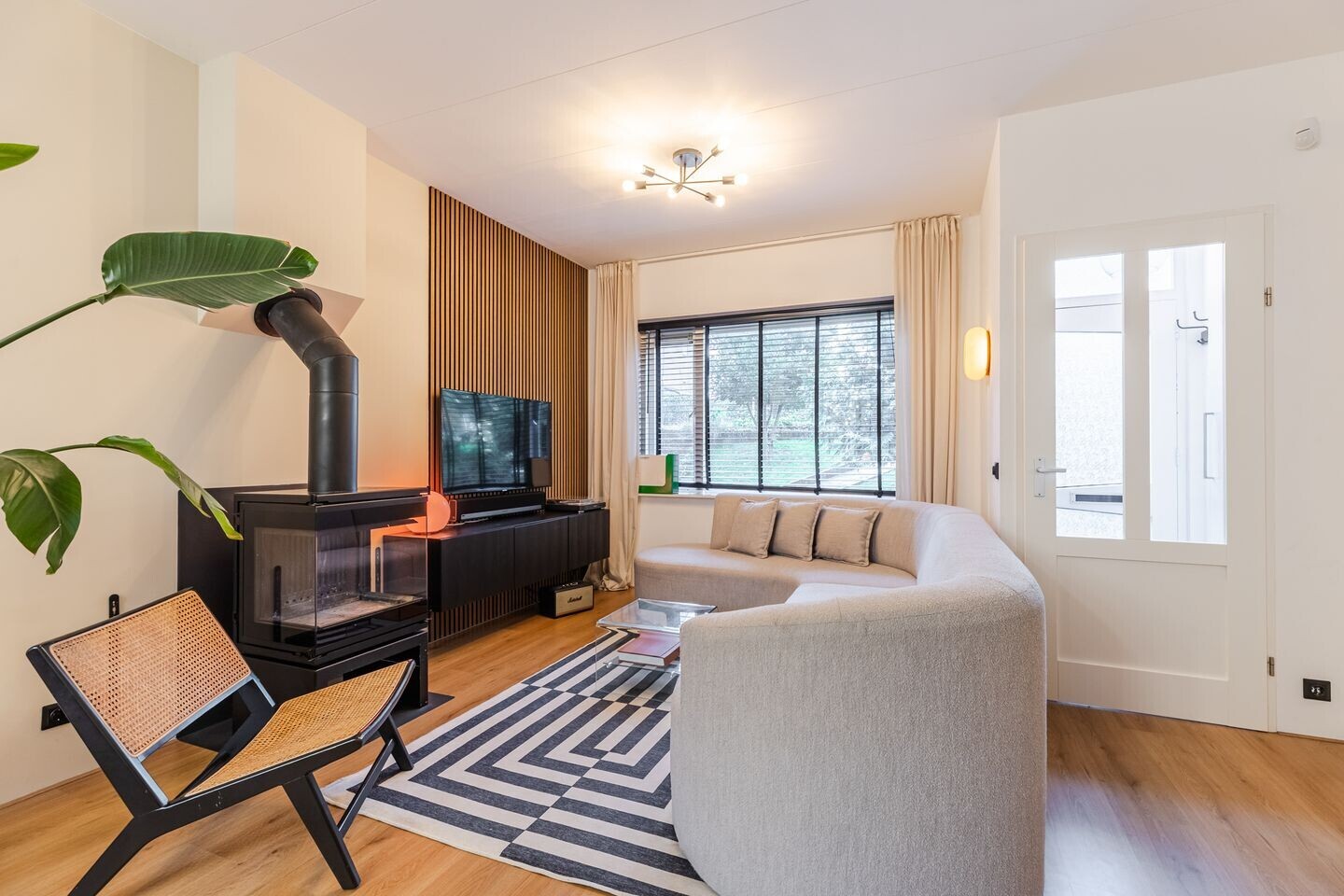 Twee-onder-één-kap te koop: Zuiddijk 366, Zaandam