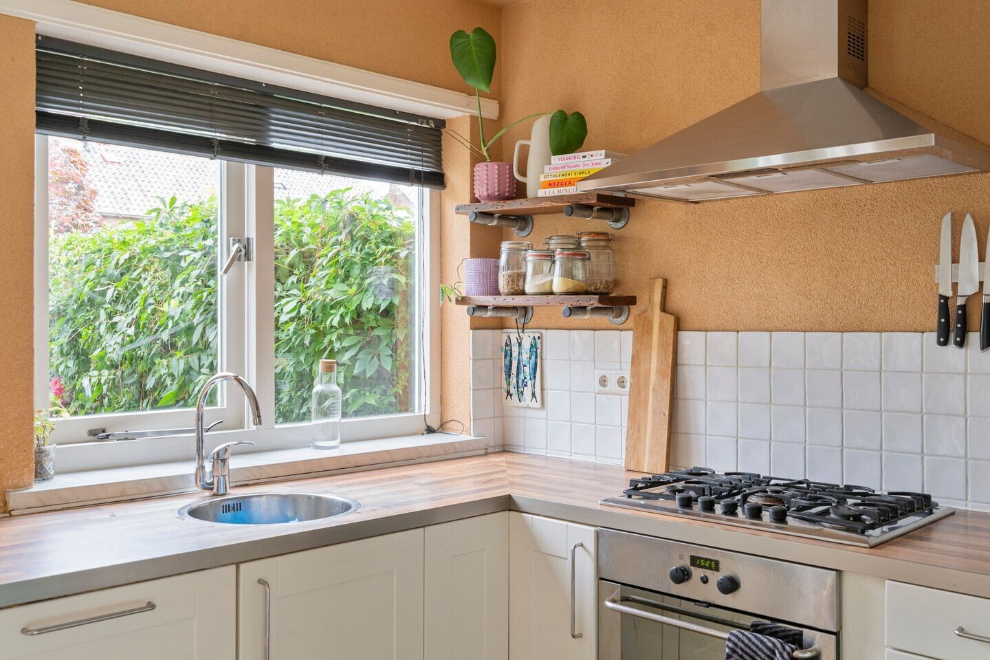 Tussenwoning te koop: Lijsterbesstraat 48, Zaandam