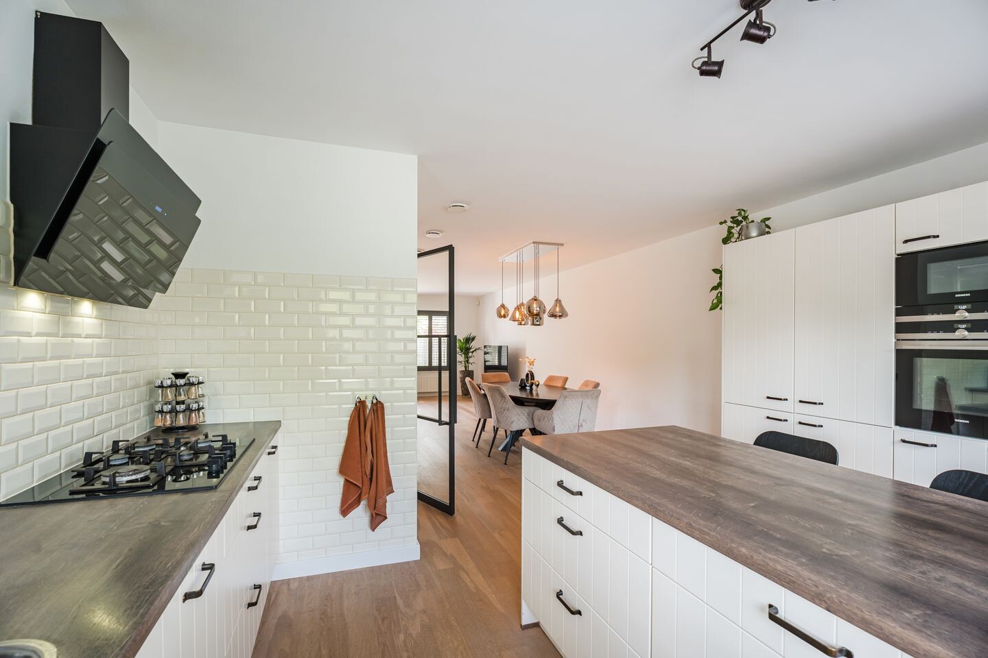 Tussenwoning te koop: Madagaskar 9, Zaandam