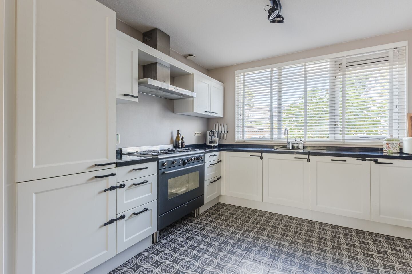 Tussenwoning te koop: Pieter Basstraat 5, Zaandam