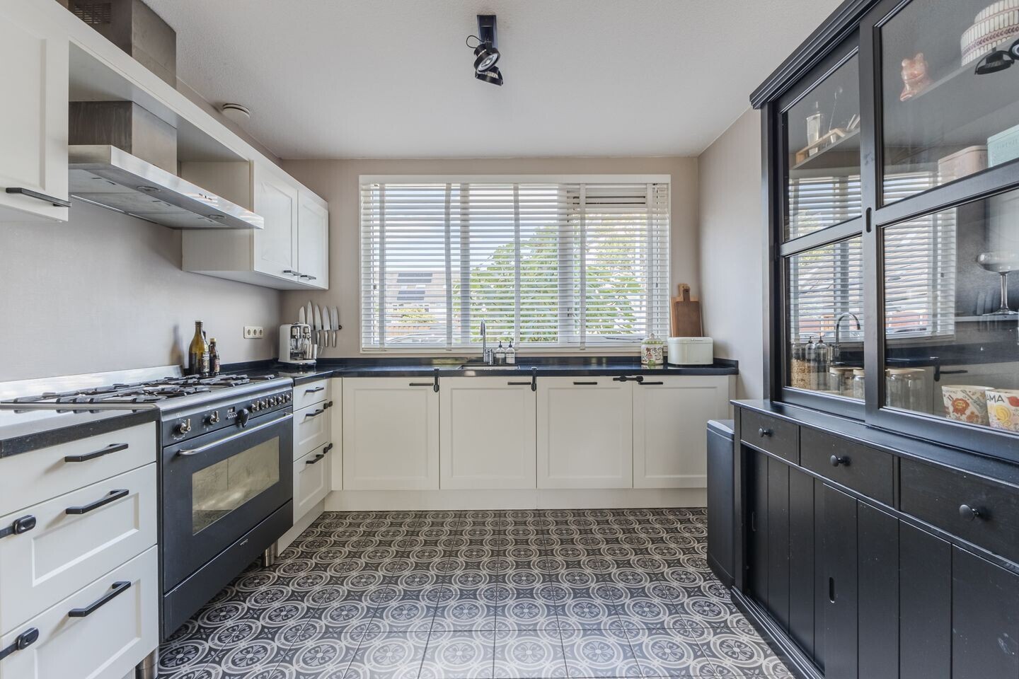 Tussenwoning te koop: Pieter Basstraat 5, Zaandam