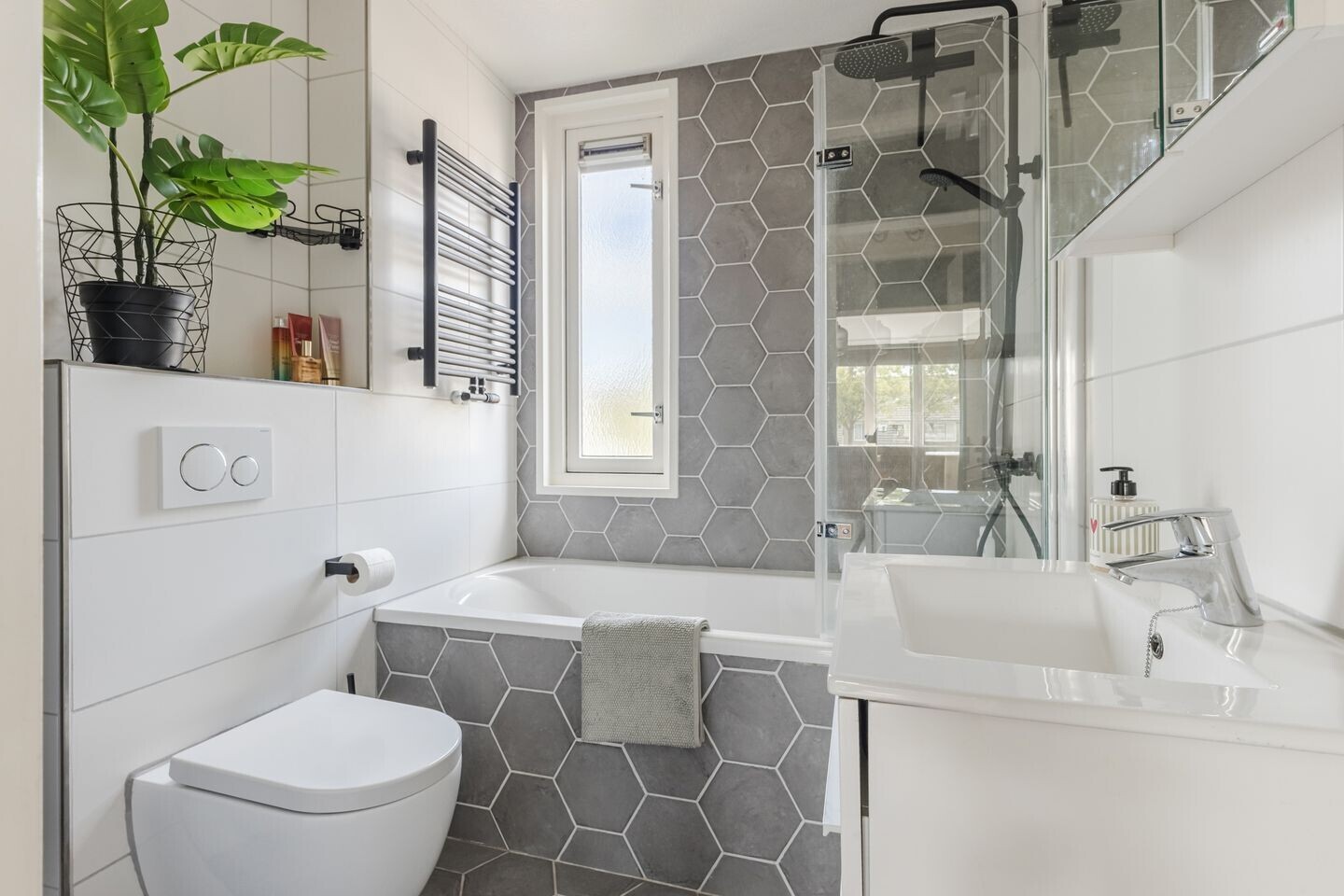 Tussenwoning te koop: Pieter Basstraat 5, Zaandam