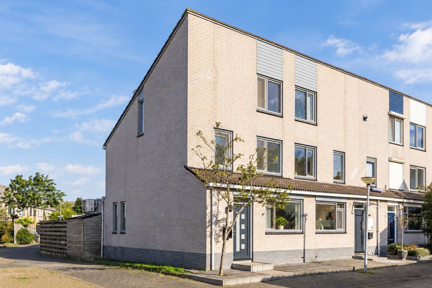 Hoekwoning te koop: Ronny Biermanpad 18, Zaandam