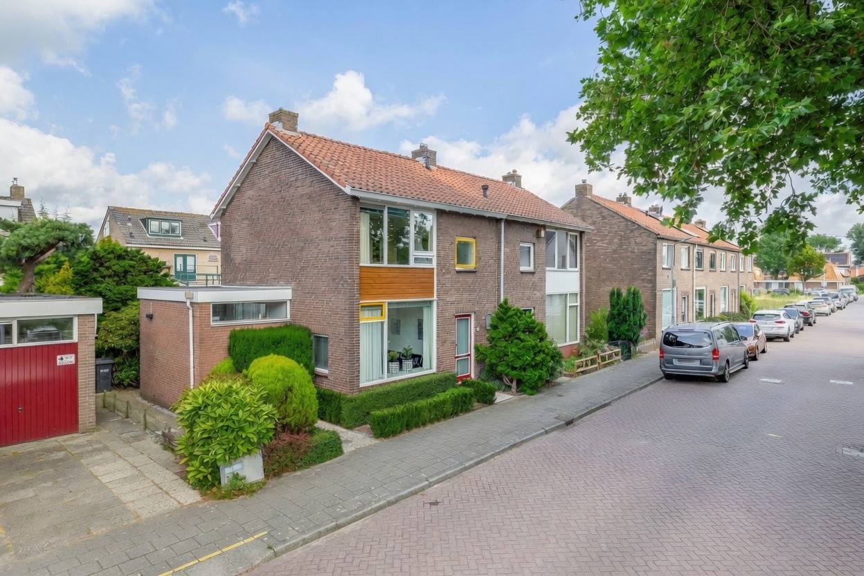 Twee-onder-één-kap te koop: Jonkerplantsoen 13, Zaandam