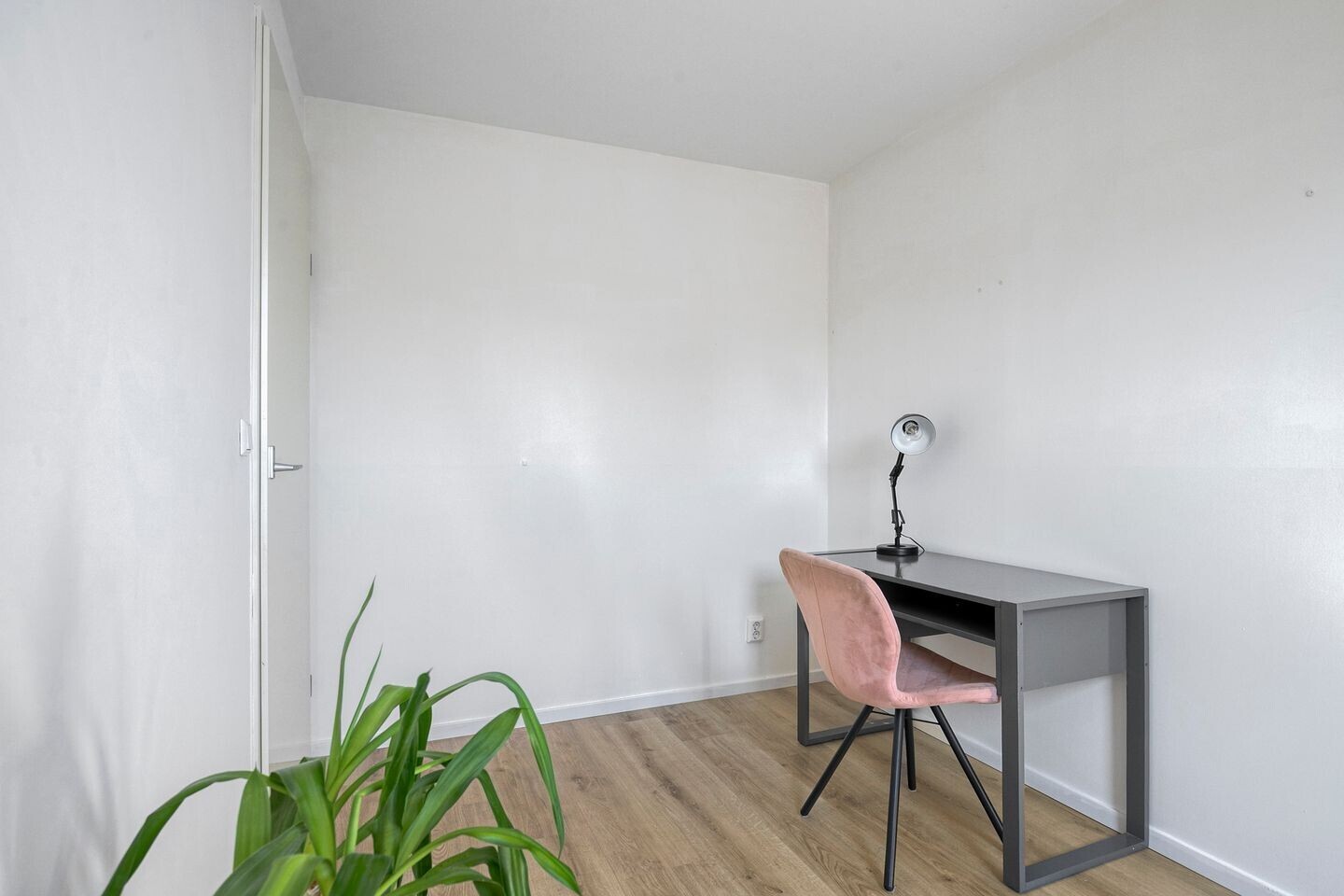 Tussenwoning te koop: Oostzijde 398B, Zaandam