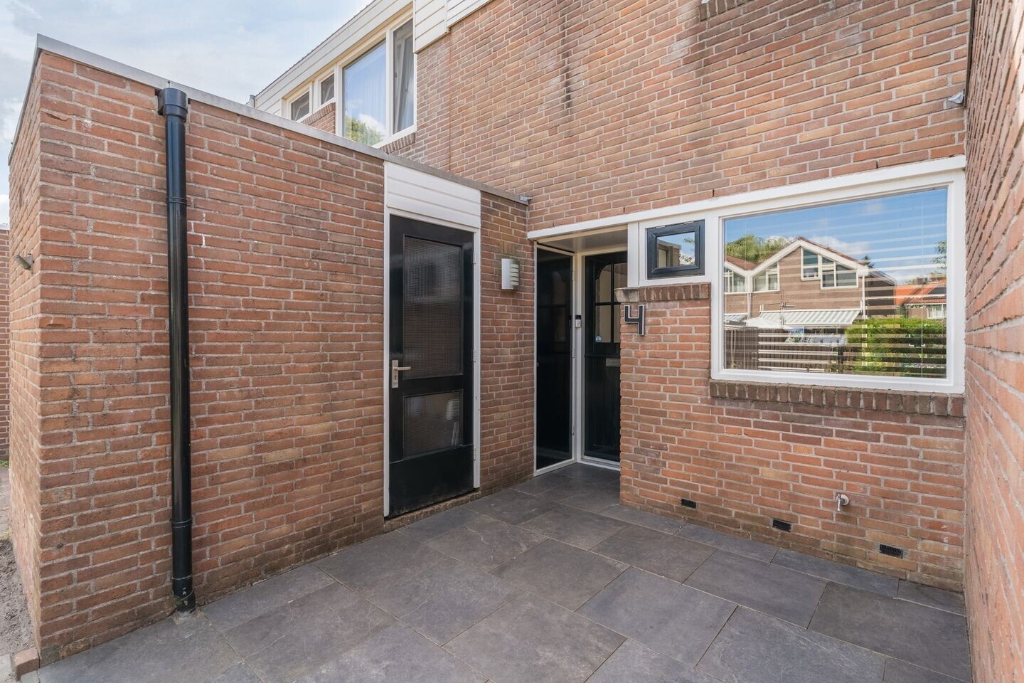 Tussenwoning te koop: De Roggebloem 4, Zaandam